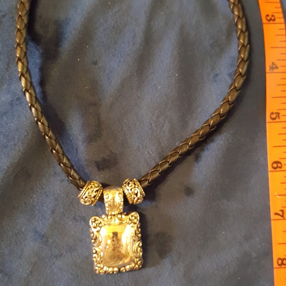 Necklace gold tone pendent